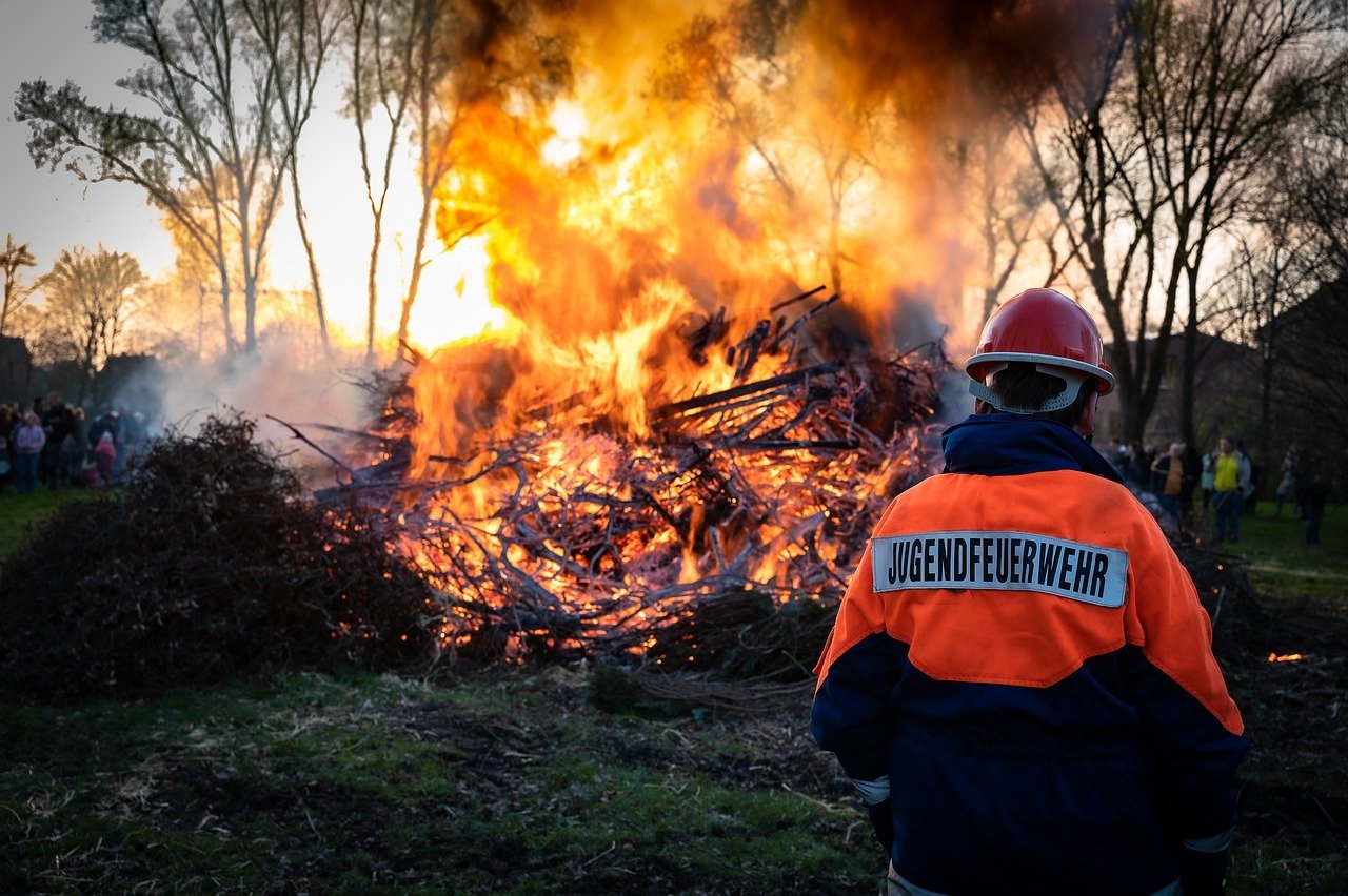 Jugendfeuerwehr Mitglied vor Feuer
