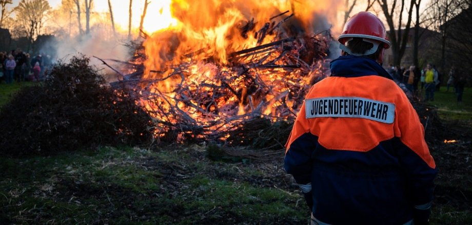 Jugendfeuerwehr Mitglied vor Feuer