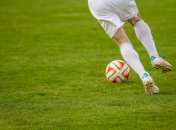 Fußballspieler auf einem Fußballfeld