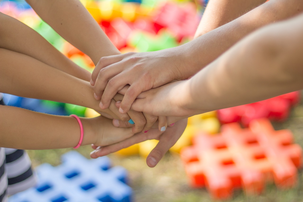 Kinderhände halten zusammen
