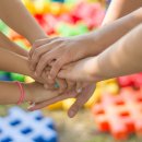 Kinderhände halten zusammen