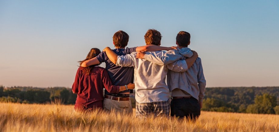 Jugendliche von hinten auf einem Feld