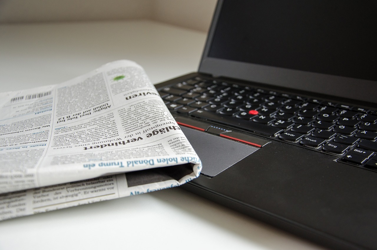 Laptop mit Zeitung