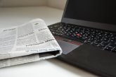 Laptop mit Zeitung
