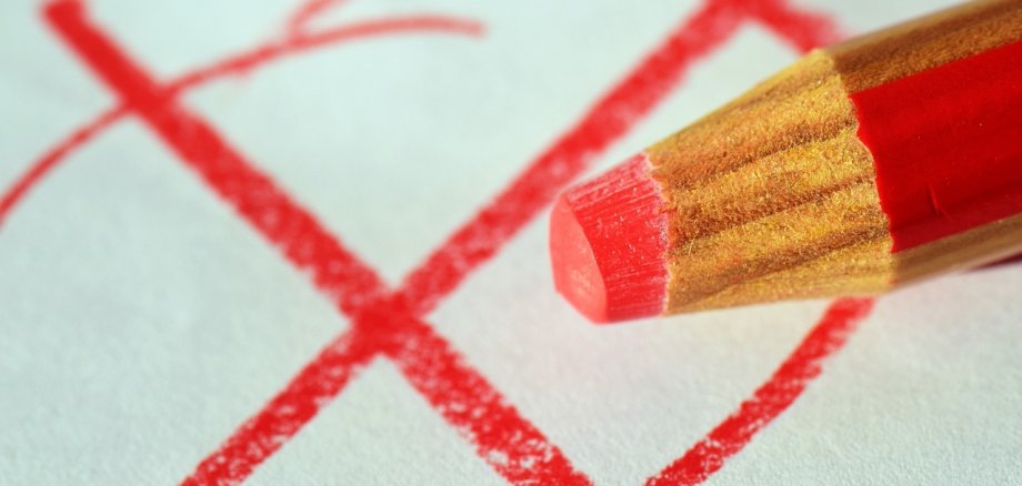 rotes Kreuz mit Rotstift