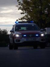 Feuerwehrfahrzeug mit Blaulicht